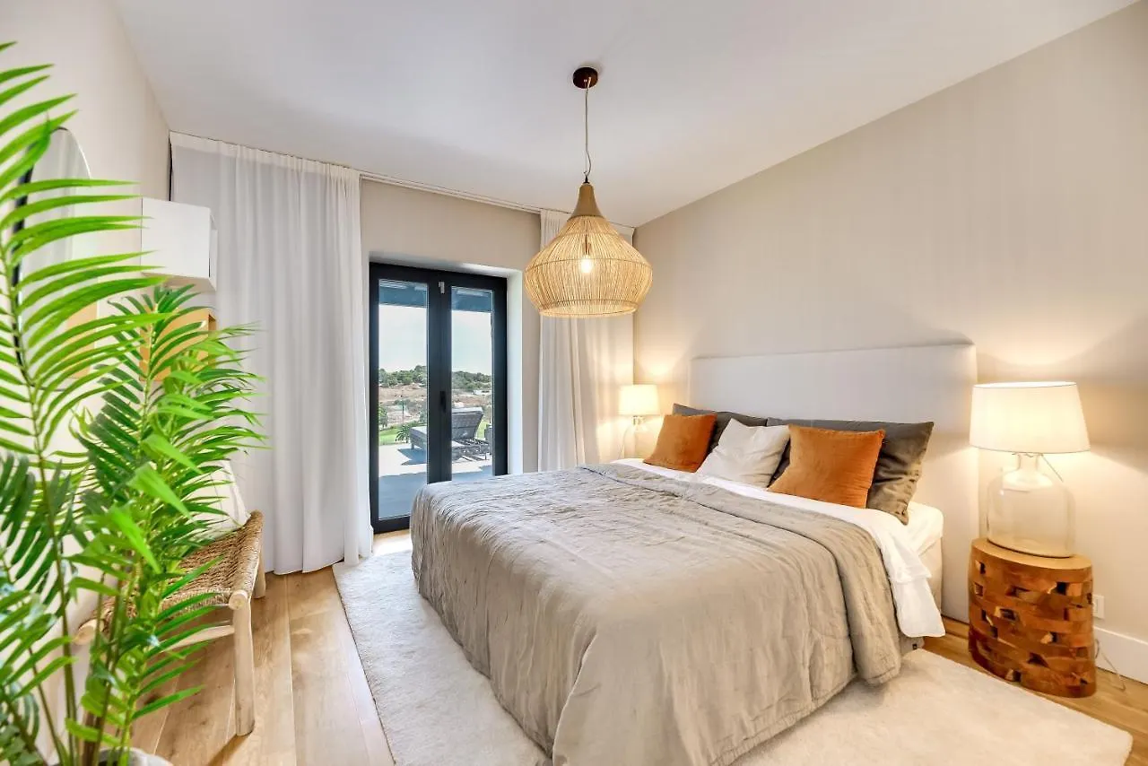 Top Renovated 4Bdrm Luxury Villa - Frontline Golf 에스테포나 0*,
