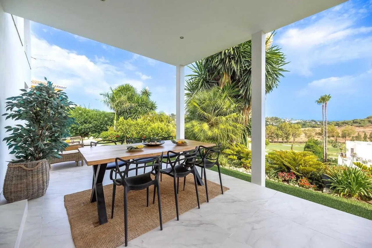 Top Renovated 4Bdrm Luxury Villa - Frontline Golf 에스테포나 아파트