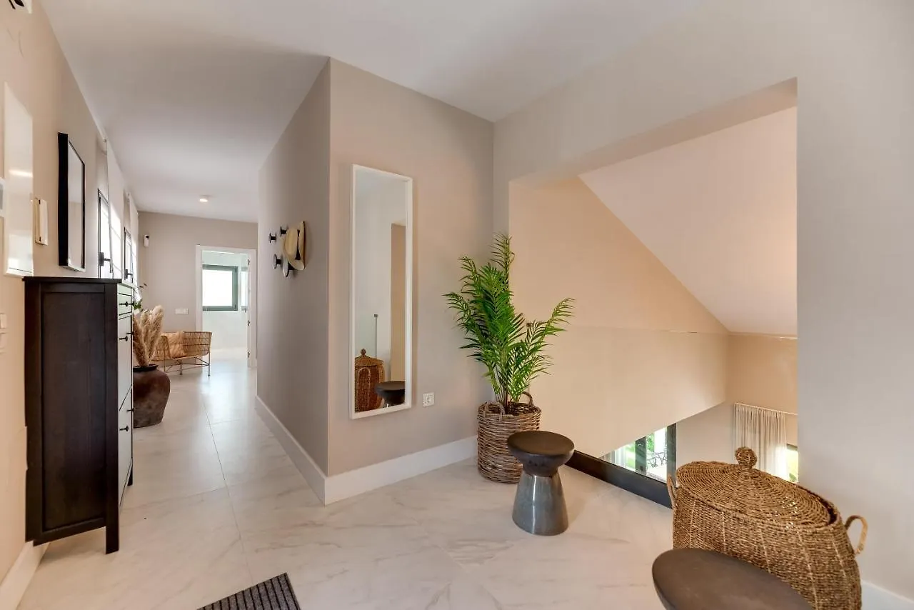Top Renovated 4Bdrm Luxury Villa - Frontline Golf 에스테포나
