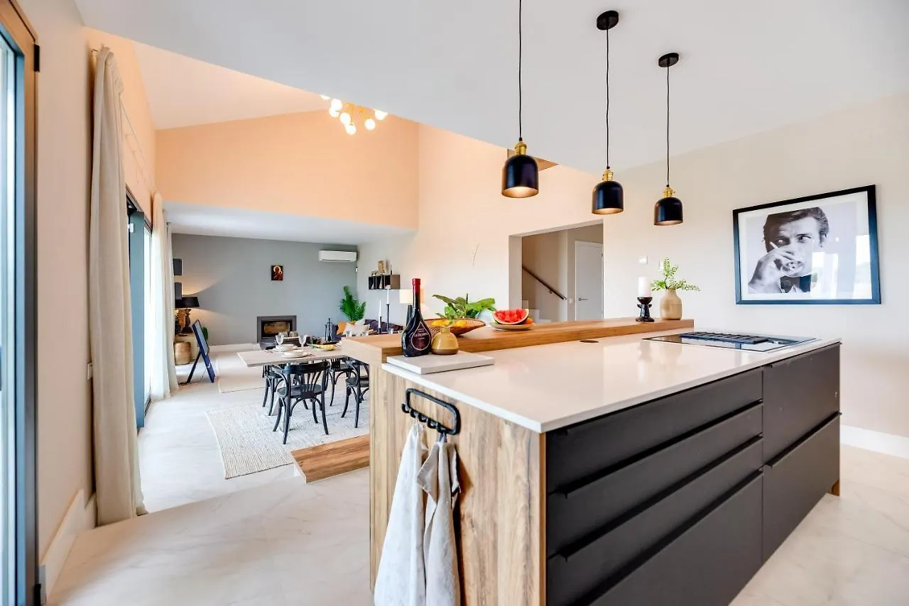 Top Renovated 4Bdrm Luxury Villa - Frontline Golf 에스테포나