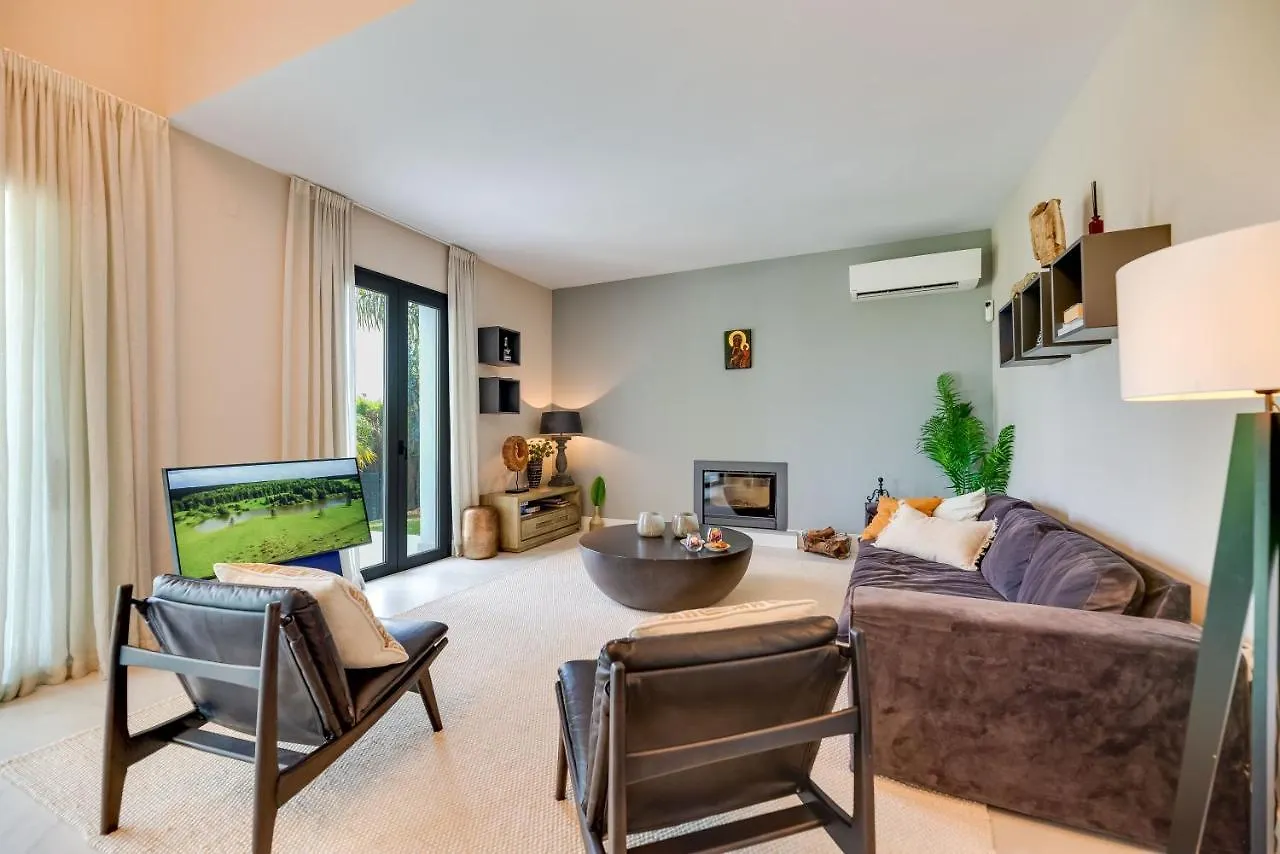 Top Renovated 4Bdrm Luxury Villa - Frontline Golf 에스테포나 아파트