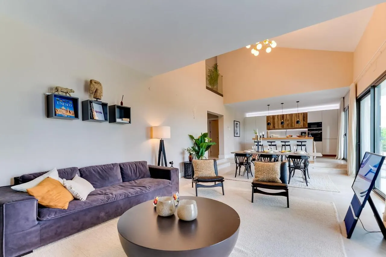아파트 Top Renovated 4Bdrm Luxury Villa - Frontline Golf 에스테포나