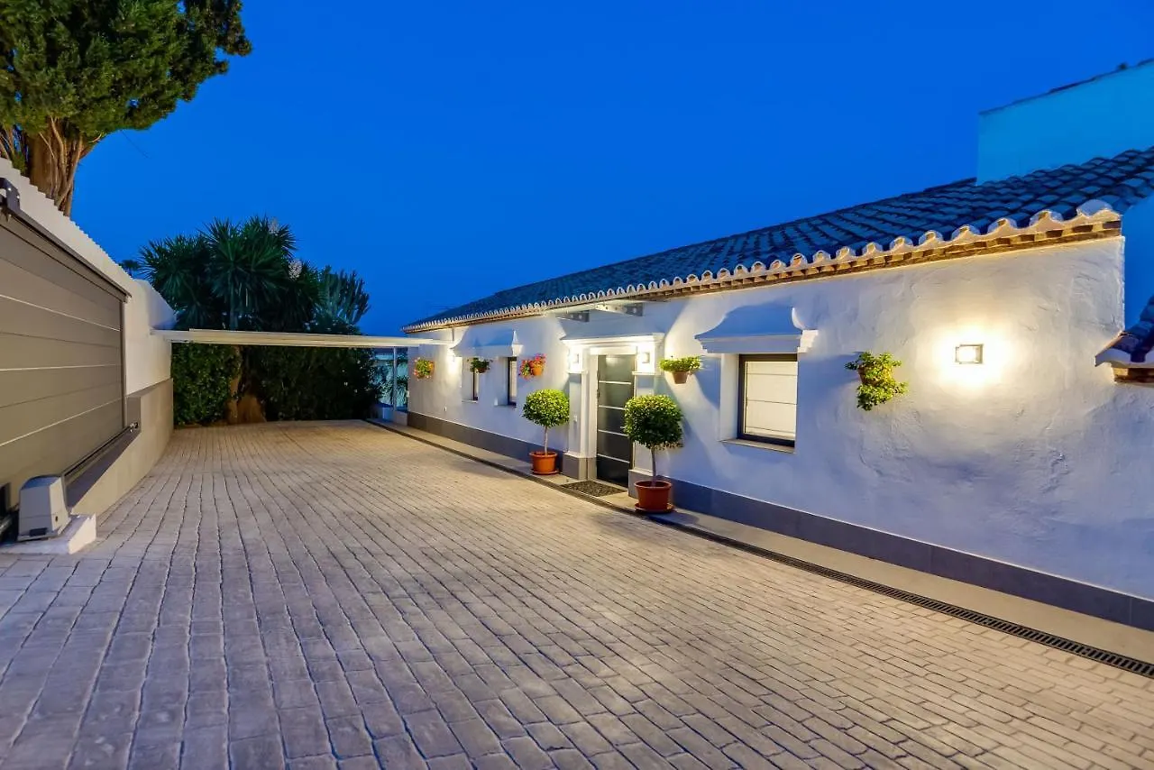 Top Renovated 4Bdrm Luxury Villa - Frontline Golf 에스테포나 아파트
